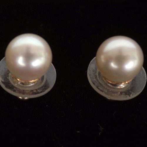 SINGLE STONE CULTURED PEARL STUD EARRINGS 单石养殖珍珠耳钉（约8.7毫米），价值为9K金。毛重：2.8克。