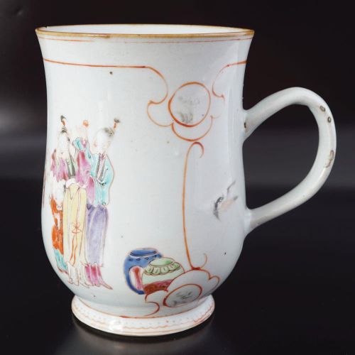 18TH-CENTURY CHINESE FAMILLE ROSE MUG 18世纪中国的FAMILLE ROSE杯，有图画装饰和滚动手柄。高16厘米