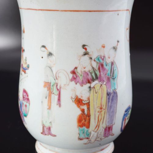 18TH-CENTURY CHINESE FAMILLE ROSE MUG 18世纪中国的FAMILLE ROSE杯，有图画装饰和滚动手柄。高16厘米