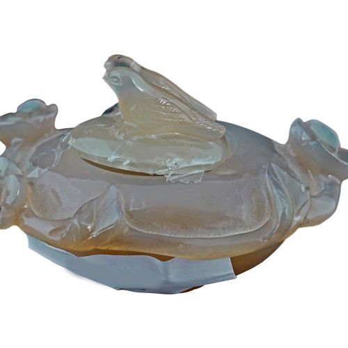 CHINESE QING AGATE CARVED SNUFF BOTTLE 中国清朝玛瑙雕花水壶，描绘了池塘里的鸭子。8厘米宽