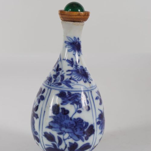 CHINESE BLUE & WHITE PORCELAIN SNUFF BOTTLE 中国青花瓷鼻烟壶 康熙年间，呈柱状。高9厘米。