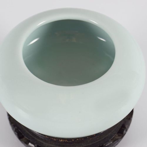 CHINESE CELADON BRUSH WASHER 中国青花瓷刷子，喇叭形，底部有4个字的标记，在一个雕刻的硬木底座上。高5厘米。