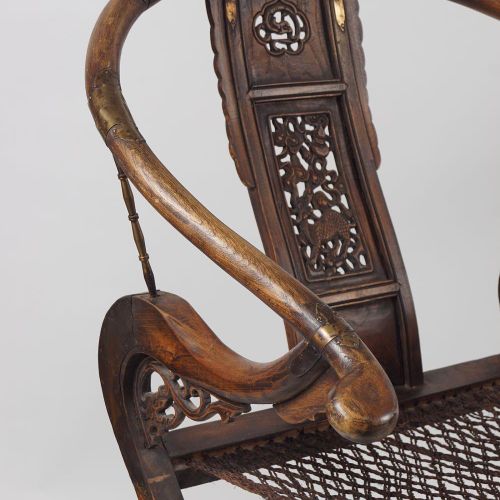 PAIR OF QING CEREMONIAL CHAIRS 一对清代礼椅，每张椅子都有一个轭形椅背，上面有一个雕刻的凯龙图案，上面有一个折叠的Ratan座椅，&hellip;