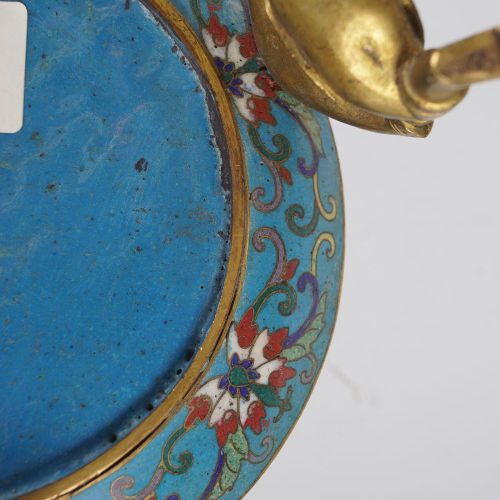 CHINESE CLOISSONE DISH 中国CLOISSONE碟子，装在镀金的武士像上。高7厘米；直径16厘米