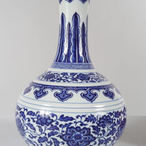 CHINESE BLUE & WHITE VASE VASE BLEU ET BLANC CHINOIS Marque du sceau Qianlong. 3&hellip;