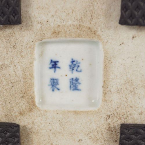 CHINESE QING CORAL GLAZED VASE 中国清代珊瑚釉花瓶，方型。底部有乾隆四字款。高5厘米；方6厘米