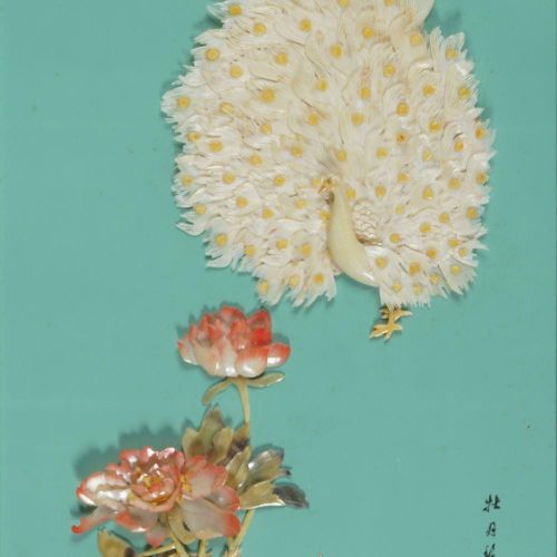 CHINESE JADE AND AGATE PANEL 中国玉石和玛瑙面板，描绘了孔雀和花朵。 已签名。 有框架。52 x 29厘米。