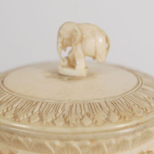 CHINESE QING IVORY BOX AND COVER BOÎTE ET COUVERCLE EN IVOIRE CHINOIS QING à déc&hellip;