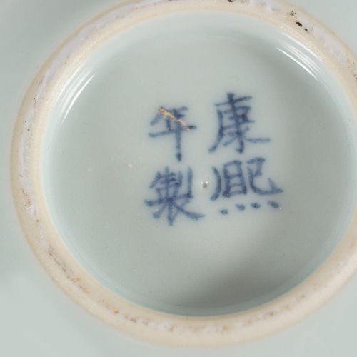 CHINESE CELADON BRUSH WASHER 中国青花瓷刷子，喇叭形，底部有4个字的标记，在一个雕刻的硬木底座上。高5厘米。