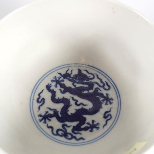 CHINESE BLUE & WHITE PORCELAIN DRAGON BOWL 中国青花瓷龙纹碗，外壁饰有龙追焰珠，中心有龙纹圆盘，有乾隆（1736-95&hellip;