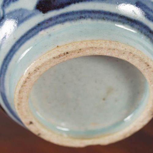 CHINESE MING BLUE AND WHITE JAR Vaso cinese MING BLU E BIANCO di forma bulbosa, &hellip;