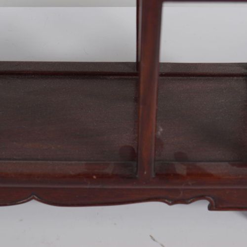 PAIR OF CHINESE QING HARDWOOD SHELVES 一对中国清朝的硬木架子，每个桌子上都有一个8层的架子。高60厘米；宽40厘米；深14&hellip;