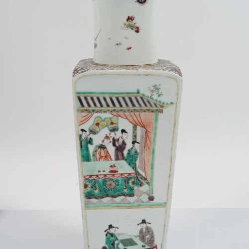 LARGE CHINESE FAMILLE VERTE VASE 大型中国家庭式花瓶，锥形的方形截面，喇叭形的颈部，绘有各种户外场景，底部刻有康熙（1662-1&hellip;