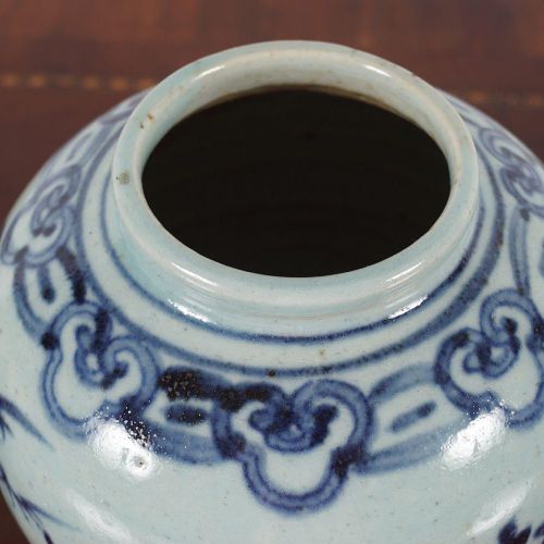 CHINESE MING BLUE AND WHITE JAR 中国明代青花罐，球状，装饰有男孩在玩耍。高15厘米；直径14厘米。