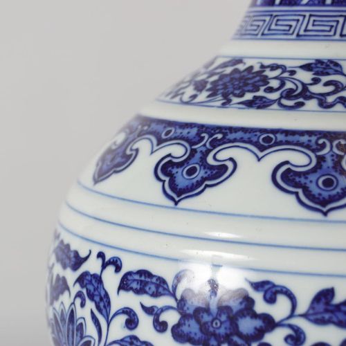 CHINESE BLUE & WHITE VASE VASE BLEU ET BLANC CHINOIS Marque du sceau Qianlong. 3&hellip;