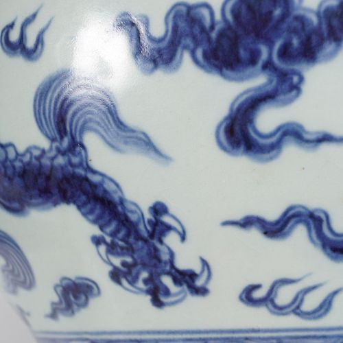 LARGE CHINESE BLUE & WHITE GUAN JAR 大型中国青花古罐，腹部绘有龙追焰珠，肩部绘有云纹中的凤凰，大概是15世纪中期。高32.8&hellip;