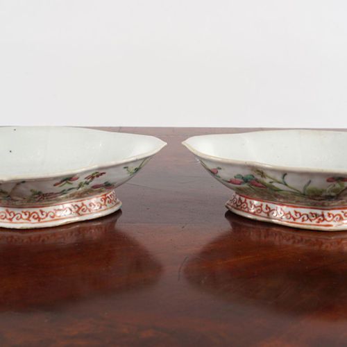 PAIR 19TH-CENTURY CHINESE QING POLYCHROME DISHES COPPIA DI PIATTI IN POLICROMO C&hellip;