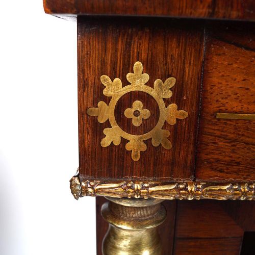 REGENCY BRASS INLAID ROSEWOOD BOOKCASE 约1820年的皇家铜嵌玫瑰木书柜，长方形的顶部，上面有两个镀金的板门，围着书架，用&hellip;