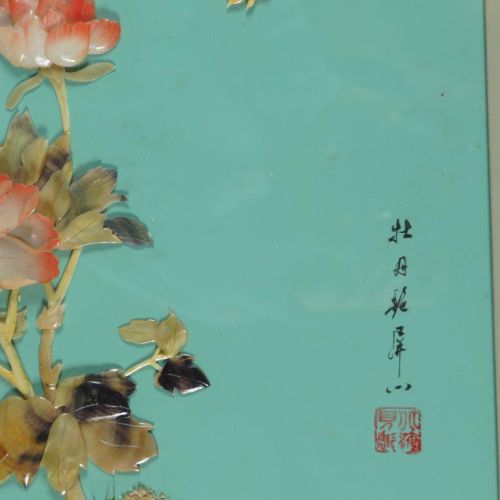 CHINESE JADE AND AGATE PANEL 中国玉石和玛瑙面板，描绘了孔雀和花朵。 已签名。 有框架。52 x 29厘米。