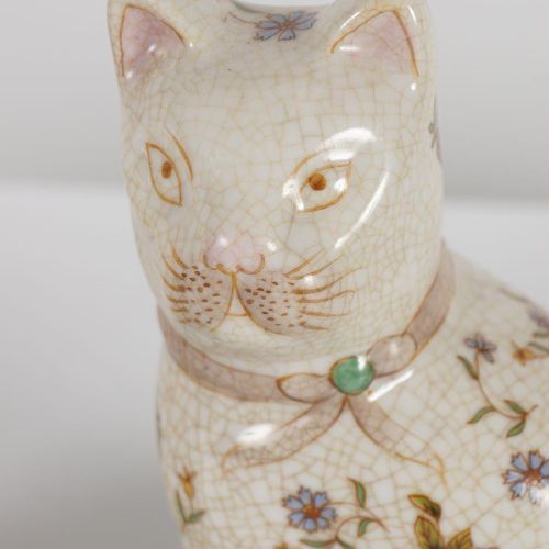 PAIR OF WONG LEE POTTERY CATS 一对王力的陶艺猫，每只都坐着，有花纹装饰。高20厘米