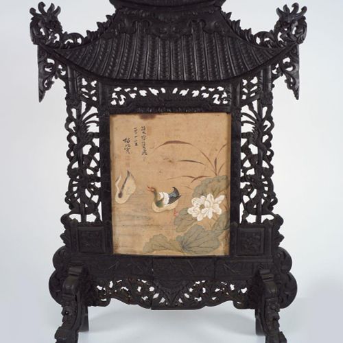 CHINESE QING HARDWOOD SCREEN 中国清朝硬木屏风，宝塔形，面板上画着池塘里的鸭子。已签名。高85厘米；宽55厘米