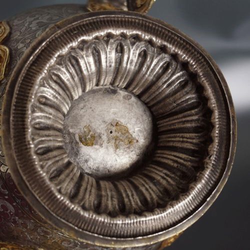 18TH/19TH-CENTURY SINO-TIBETAN SILVER TEAPOT 18世纪/19世纪中国西藏银壶，盖子上有莲花顶，壶嘴上有龙头，手柄上有&hellip;