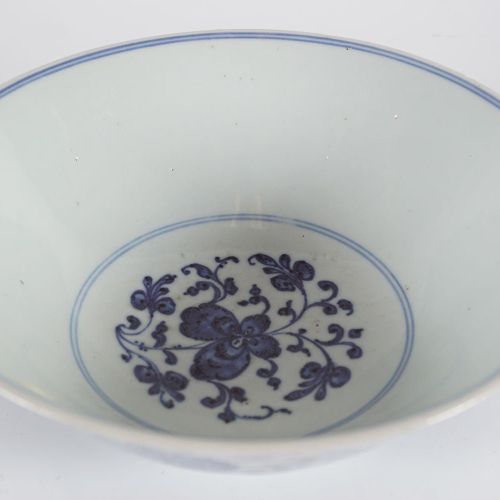 18TH-CENTURY CHINESE BLUE & WHITE FLORAL BOWL BOCCA FLOREALE CINESE BIANCA E BLU&hellip;