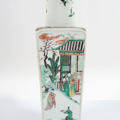 LARGE CHINESE FAMILLE VERTE VASE 大型中国家庭式花瓶，锥形的方形截面，喇叭形的颈部，绘有各种户外场景，底部刻有康熙（1662-1&hellip;
