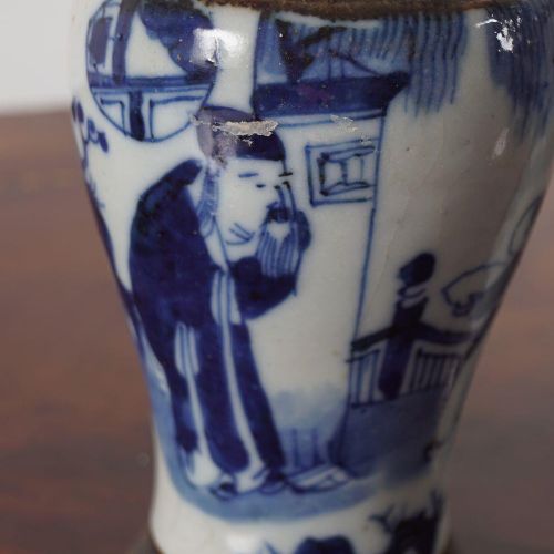 PAIR OF CHINESE QING BLUE & WHITE VASES 中国清朝蓝白花瓶一对，每个都有裂纹釉，铜领和铜底，以及喷叶装饰。高20厘米