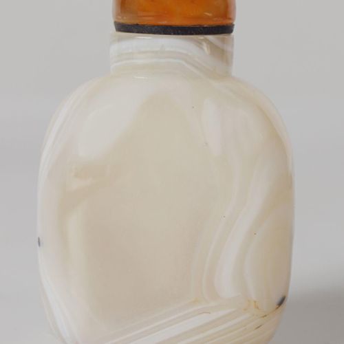 CHINESE AGATE SNUFF BOTTLE CHINESE AGATE SNUFF BOTTLE of ovoid shape. 7.5 cm. Hi&hellip;