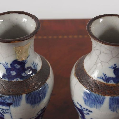 PAIR OF CHINESE QING BLUE & WHITE VASES 中国清朝蓝白花瓶一对，每个都有裂纹釉，铜领和铜底，以及喷叶装饰。高20厘米