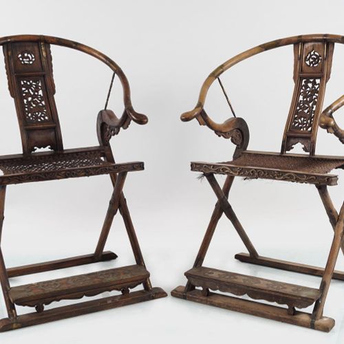 PAIR OF QING CEREMONIAL CHAIRS 一对清代礼椅，每张椅子都有一个轭形椅背，上面有一个雕刻的凯龙图案，上面有一个折叠的Ratan座椅，&hellip;