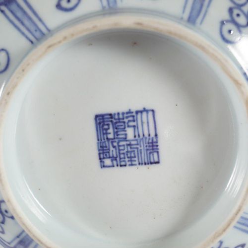 18TH-CENTURY CHINESE BLUE & WHITE FLORAL BOWL 18世纪中国蓝白花纹碗，外部装饰有各种花卉，中心有圆形花卉，有乾隆（&hellip;