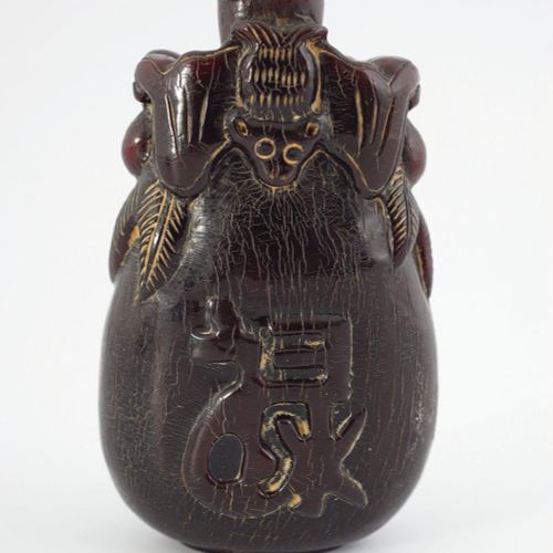 CHINESE QING HORN SNUFF BOTTLE 中国清朝喇叭口酒瓶，颈部雕有吉祥的蝙蝠，正面和背面刻有字。高8厘米