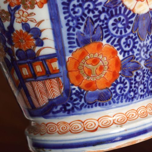 19TH-CENTURY IMARI VASE 19世纪伊马利花瓶，柱形。高22厘米；宽15厘米