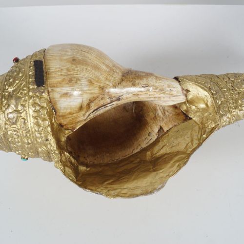 SINO-TIBETAN GILT METAL MOUNTED CONCH SHELL SINO-TIBETAN 鎏金嵌螺壳，装饰有珊瑚和红玉髓。长39厘米