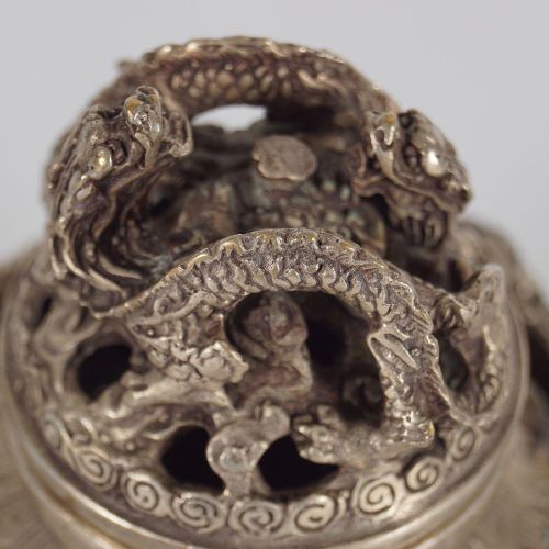 CHINESE SILVER-GILT BRONZE CENSER 中国银鎏金青铜剑，有龙的装饰，在三脚架支撑下。高14厘米