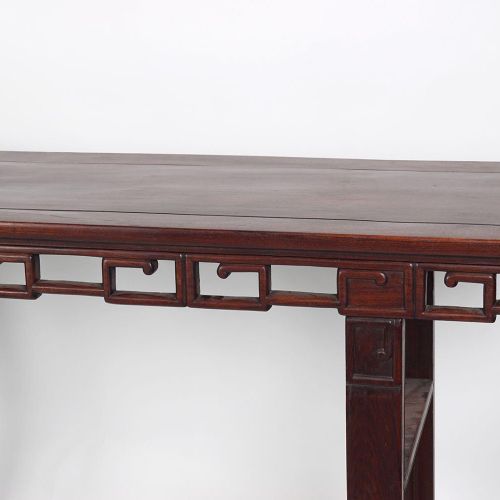 CHINESE QING HARDWOOD ALTAR TABLE 中国清朝的硬木茶几，长方形的桌面上有一个钥匙卷轴的镂空楣，在镶板的两端凸起。高96厘米；宽1&hellip;