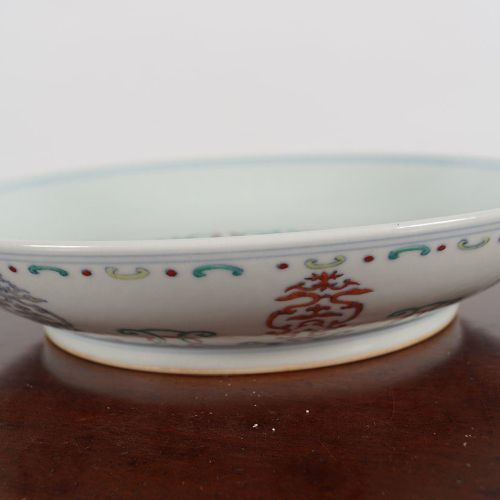 CHINESE QING POLYCHROME SAUCER DISH 中国清朝聚宝盆盘，中央有吉祥图案，盘身反映了装饰，支撑在一个凸起的圆形底上。 底部有道光&hellip;