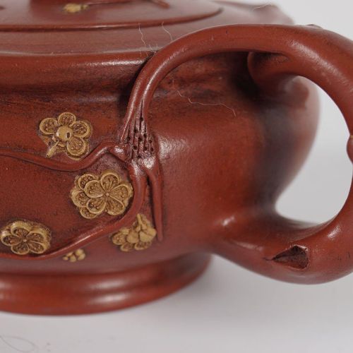 CHINESE QING YIXING TEAPOT 中国清代宜兴茶壶，有锈迹斑斑的卷轴把手和凸起的花头。高8厘米；宽20厘米