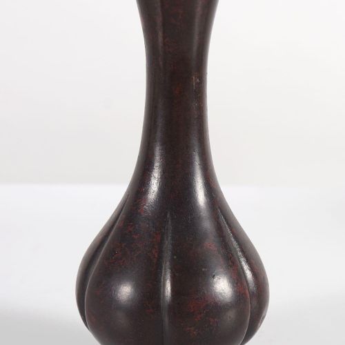 18TH-CENTURY CHINESE BRONZE VASE 18世纪中国青铜器花瓶，凹槽形式，蒜头颈。高17厘米