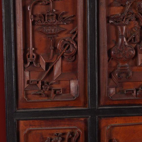 SET OF 6 CHINESE QING CARVED PANELS 一套6张中国清代雕花板，每张都描绘了不同属性的静物，安装在一个硬木框架中。 装在一个现代&hellip;