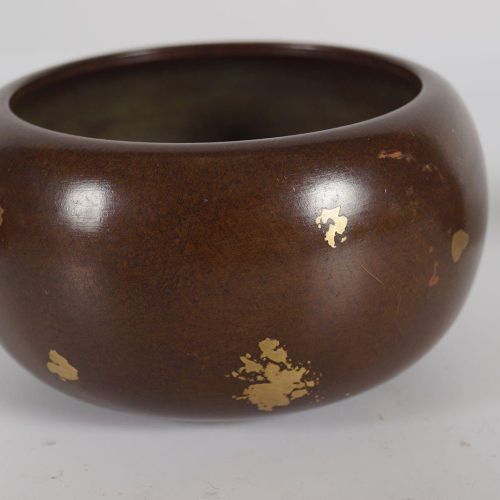 CHINESE BRONZE GOLD INLAID CENSER 中国青铜器金印罐，球形，圆底。底部有4个字的印记。高6厘米；宽11厘米