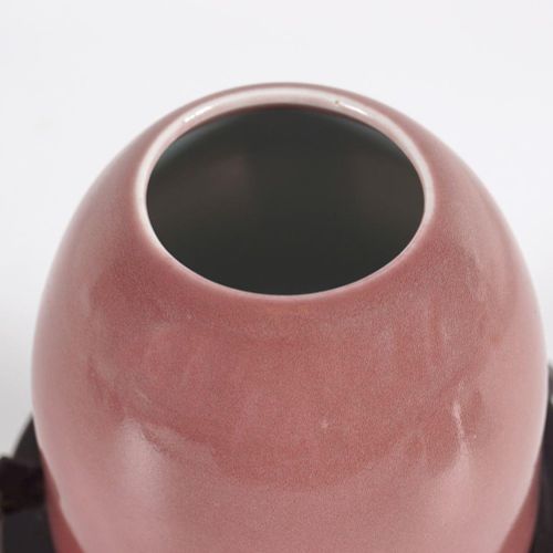 CHINESE QING CHESTNUT PINK WATER POT 中国清朝芝麻粉水壶，蜂窝状，底部有6个字的标记，在硬木底座上凸起。高8厘米；直径9厘米