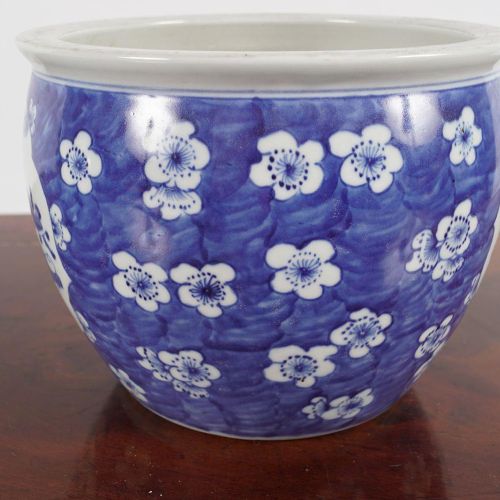 CHINESE QING BLUE AND WHITE BOWL 中国清朝青花瓷碗，球状，上面有梅花装饰，两侧有椭圆形的蛇形纹饰，描绘了花瓶中的花朵和吉祥物。高&hellip;
