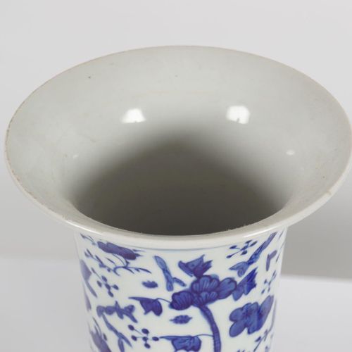 PAIR OF CHINESE QING BLUE & WHITE VASES 一对中国清朝的蓝白花瓶，每一个都是袖子形状，有外翻的边缘和整体的鸟类装饰，在外翻&hellip;