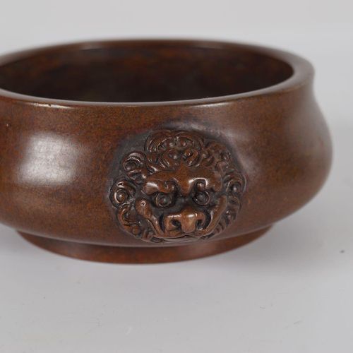 Chinese bronze censer 中国青铜罐，圆形，有佛面具装饰，圆底。 底部有印章标记。高4厘米；宽12厘米