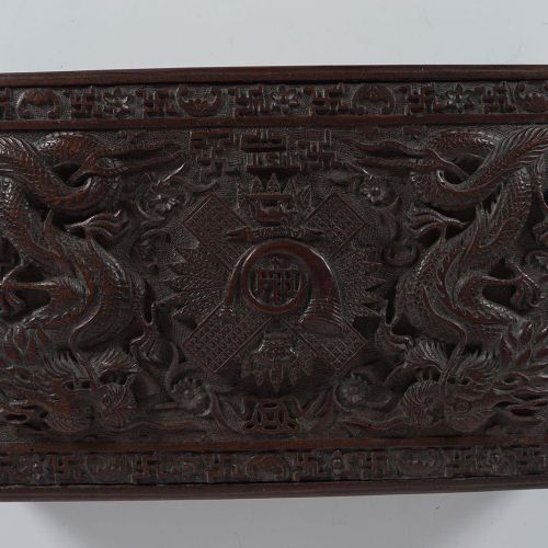 CHINESE QING ARMORIAL HARDWOOD BOX AND COVER 中国清代硬木盒和盒盖，龙形雕刻的盒盖以格拉斯哥市轻步兵团的纹章为中心，&hellip;