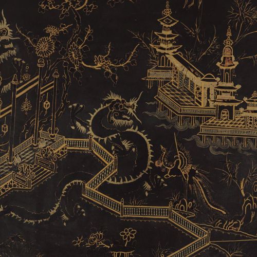 19TH-CENTURY LACQUERED TABLE TOP 19世纪壁画桌，圆形，有中国传统的凤凰和龙的装饰，其中有塔楼。直径103厘米。
