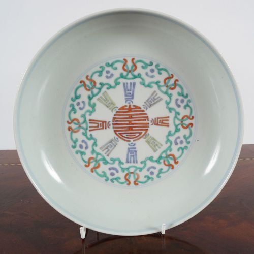 CHINESE QING POLYCHROME SAUCER DISH 中国清朝聚宝盆盘，中央有吉祥图案，盘身反映了装饰，支撑在一个凸起的圆形底上。 底部有道光&hellip;